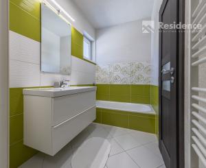 REZERVOVANÉ -Priestranný apartmán s terasou pri aquaparku – Banff Bešeňová