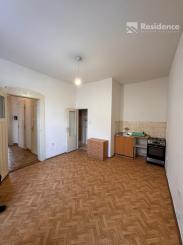 Prenájom: Veľký trojizbový byt v centre s parkovaním a pavlačou