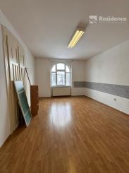 Prenájom: Veľký trojizbový byt v centre s parkovaním a pavlačou