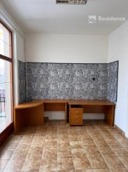 Prenájom: Veľký trojizbový byt v centre s parkovaním a pavlačou