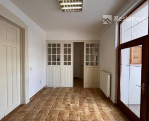 Prenájom: Veľký trojizbový byt v centre s parkovaním a pavlačou