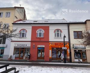 Prenájom: Veľký trojizbový byt v centre s parkovaním a pavlačou