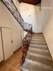 Prenájom: Veľký trojizbový byt v centre s parkovaním a pavlačou