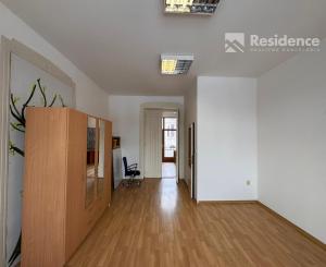 Prenájom: Veľký trojizbový byt v centre s parkovaním a pavlačou