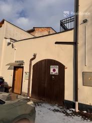 Prenájom: Veľký trojizbový byt v centre s parkovaním a pavlačou