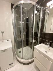 MODERNÝ A KOMPLETNE ZREKONŠTRUOVANÝ 2-IZBOVÝ BYT NA PRENÁJOM