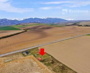 Slnečný stavebný pozemok s výhľadom na Tatry – Liptov