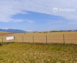 Slnečný stavebný pozemok s výhľadom na Tatry – Liptov