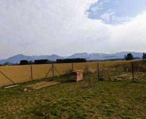 Slnečný stavebný pozemok s výhľadom na Tatry – Liptov