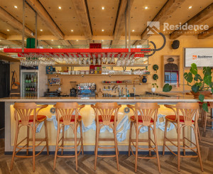 Zabehnutý bar s apartmánom a vlastnou vyhliadkovou vežou