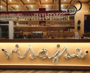 Zabehnutý bar s apartmánom a vlastnou vyhliadkovou vežou