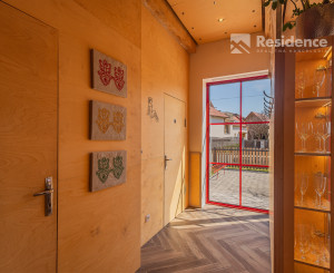 Zabehnutý bar s apartmánom a vlastnou vyhliadkovou vežou