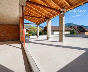 EXKLUZÍVNY DOM S TERASOU 120 m² NA HLAVNEJ CESTE DO JASNEJ