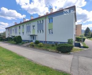 2-IZBOVÝ BYT S BALKÓNOM a GARÁŽOU – LIPTOVSKÝ PETER