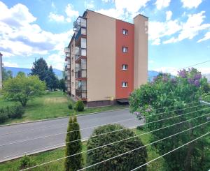 2-IZBOVÝ BYT S BALKÓNOM a GARÁŽOU – LIPTOVSKÝ PETER