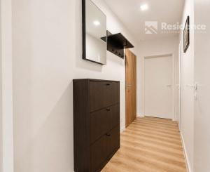 MODERNÝ 2-IZBOVÝ BYT S PARKOVACÍM MIESTOM V CENTRE LIPTOVSKÉHO MIKULÁŠA