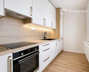 MODERNÝ 2-IZBOVÝ BYT S PARKOVACÍM MIESTOM V CENTRE LIPTOVSKÉHO MIKULÁŠA