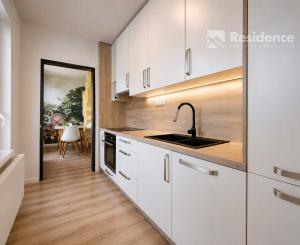 MODERNÝ 2-IZBOVÝ BYT S PARKOVACÍM MIESTOM V CENTRE LIPTOVSKÉHO MIKULÁŠA