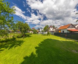Family house in a quiet area of Dovalovo with a stream