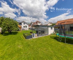 Family house in a quiet area of Dovalovo with a stream