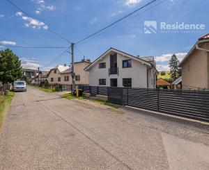 Family house in a quiet area of Dovalovo with a stream
