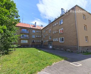 Zrekonštruovaný tehlový byt s krbom, Jesenského v LM