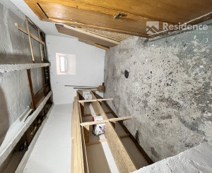 Zrekonštruovaný tehlový byt s krbom, Jesenského v LM