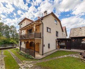 NOVÁ CENA: Priestranný rodinný dom v tichej časti obce Svätý Kríž