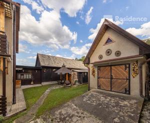 NOVÁ CENA: Priestranný rodinný dom v tichej časti obce Svätý Kríž