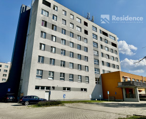 Prenájom: Moderný 3-izbový byt s 2 parkovacími miestami v centre