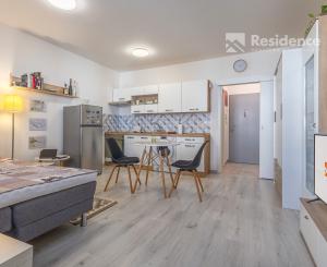 NA PREDAJ: Novostavba – kompletne zariadená garsónka na Nábreží