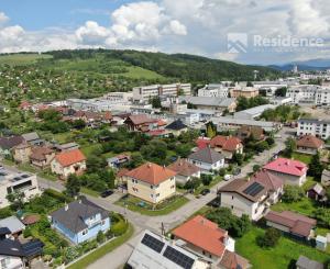 Byt v centre mesta s komfortom domu, záhradou a garážou