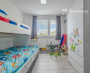 PREDAJ: Priestranný a svetlý 3-izbový byt s presklenou logiou -sídlisko  Podbreziny