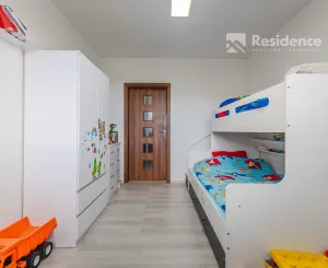 PREDAJ: Priestranný a svetlý 3-izbový byt s presklenou logiou -sídlisko  Podbreziny