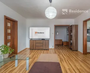 PREDAJ: Priestranný a svetlý 3-izbový byt s presklenou logiou -sídlisko  Podbreziny