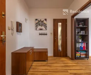 PREDAJ: Priestranný a svetlý 3-izbový byt s presklenou logiou -sídlisko  Podbreziny