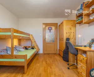 Výnimočný, veľký a slnečný 3-izbový byt s pieckou a dvoma balkónmi – Demänová