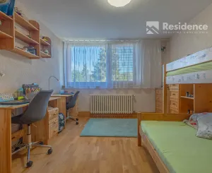 Výnimočný, veľký a slnečný 3-izbový byt s pieckou a dvoma balkónmi – Demänová