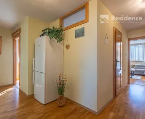 Výnimočný, veľký a slnečný 3-izbový byt s pieckou a dvoma balkónmi – Demänová