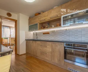Výnimočný, veľký a slnečný 3-izbový byt s pieckou a dvoma balkónmi – Demänová