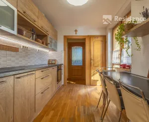 Výnimočný, veľký a slnečný 3-izbový byt s pieckou a dvoma balkónmi – Demänová