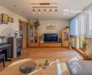 Výnimočný, veľký a slnečný 3-izbový byt s pieckou a dvoma balkónmi – Demänová