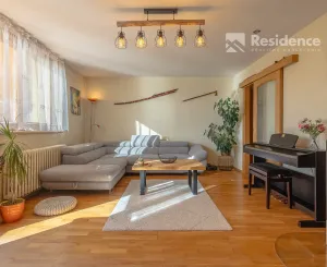 Výnimočný, veľký a slnečný 3-izbový byt s pieckou a dvoma balkónmi – Demänová
