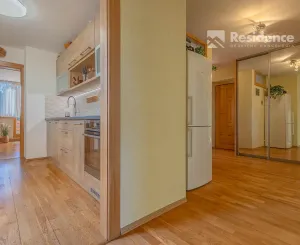 Výnimočný, veľký a slnečný 3-izbový byt s pieckou a dvoma balkónmi – Demänová