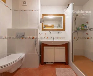 Výnimočný, veľký a slnečný 3-izbový byt s pieckou a dvoma balkónmi – Demänová