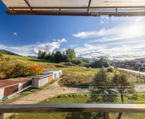 Výnimočný, veľký a slnečný 3-izbový byt s pieckou a dvoma balkónmi – Demänová