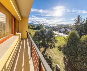 Výnimočný, veľký a slnečný 3-izbový byt s pieckou a dvoma balkónmi – Demänová