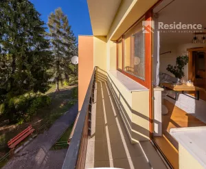 Výnimočný, veľký a slnečný 3-izbový byt s pieckou a dvoma balkónmi – Demänová