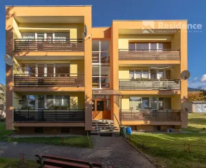 Výnimočný, veľký a slnečný 3-izbový byt s pieckou a dvoma balkónmi – Demänová