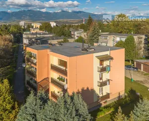 Výnimočný, veľký a slnečný 3-izbový byt s pieckou a dvoma balkónmi – Demänová